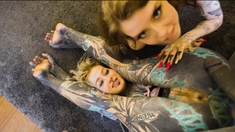 Alt punk girls Anuskatzz and Eden share a tattooed cock