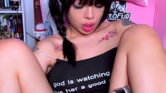 Close up amateur beauty uses her toy to masturbates