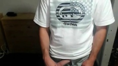 Nerdy Twink Cums on Cam