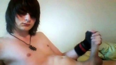 18 yo EMO boy cums on cam